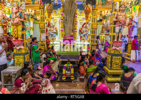 Assister à des célébrations hindoues adorateurs Navarathri, Sri Maha Mariamman Temple, George Town, Penang, Malaisie. Banque D'Images