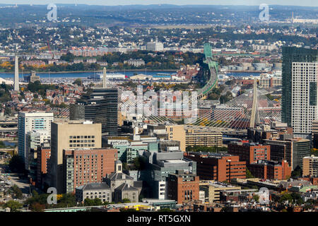 Vue aérienne, y compris Leonard P Zakim Bunker Hill Memorial Bridge, un pont à haubans qui a été achevé en 2002, Boston, Massachusetts, United Sta Banque D'Images