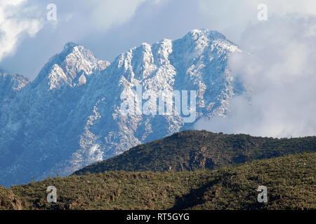 Une tempête de neige apporte aux quatre sommets de montagnes vu depuis le désert à l'extérieur de Phoenix, en Arizona. Banque D'Images