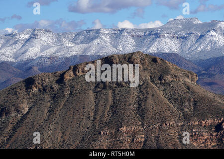 Une tempête de neige apporte aux quatre sommets de montagnes vu depuis le désert à l'extérieur de Phoenix, en Arizona. Banque D'Images