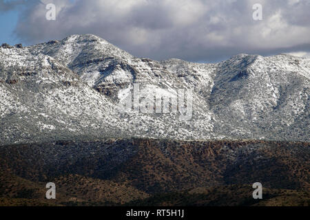 Une tempête de neige apporte aux quatre sommets de montagnes vu depuis le désert à l'extérieur de Phoenix, en Arizona. Banque D'Images