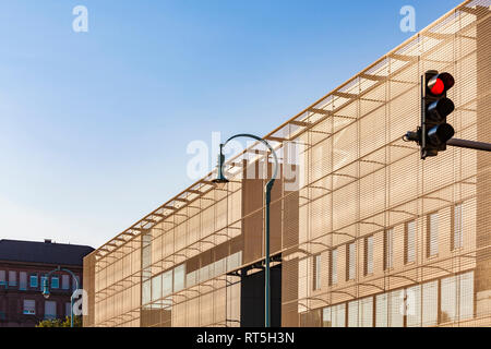 Allemagne, Mannheim, partie de façade de la galerie d'art nouveau construit avec lampe de rue et le voyant rouge de l'avant-plan Banque D'Images