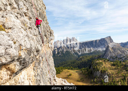 L'Italie, Cortina d'Ampezzo, femme à l'aide de la craie poweder alors que l'escalade dans les Dolomites Banque D'Images