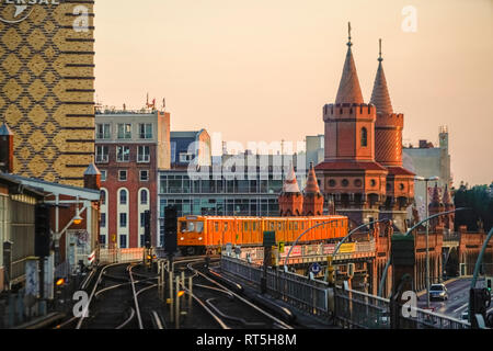 Allemagne, Berlin, Berlin-Friedrichshain, Oberbaum Bridge, vue de la station de métro Warschauer Strasse en soirée Banque D'Images