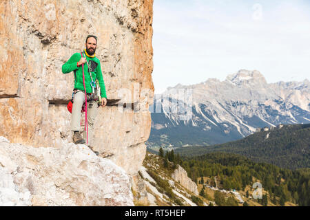 L'Italie, Cortina d'Ampezzo, portrait de l'alpiniste dans les montagnes des Dolomites Banque D'Images
