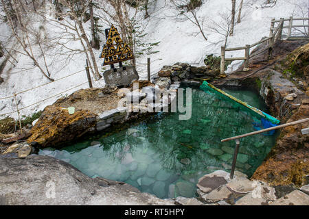 Hokkaido, onsen, bain au printemps dans le Parc National de Daisetsuzan Banque D'Images