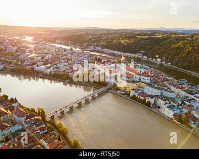 Allemagne, Bavière, Passau, ville de trois rivières, vue aérienne, le Danube et l'Inn river au coucher du soleil Banque D'Images