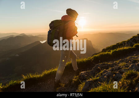 Salzkammergut, Autriche, femme randonnée solitaire dans les montagnes tha Banque D'Images