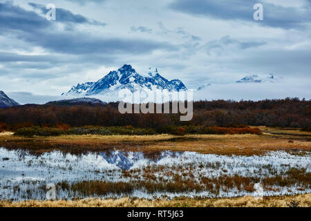 Le Chili, le parc national Torres del Paine, Lago Grey, mountainscape dans le brouillard Banque D'Images