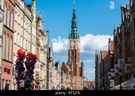 La Pologne, Gdansk, ligue hanséatique maisons avec l'hôtel de ville dans la zone piétonne Banque D'Images