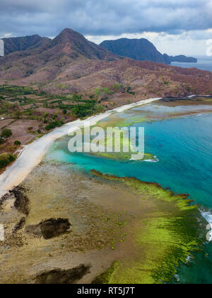 L'Indonésie, à l'Ouest Sumbawa, Maluk plage, vue aérienne de Super sucent point surf Banque D'Images