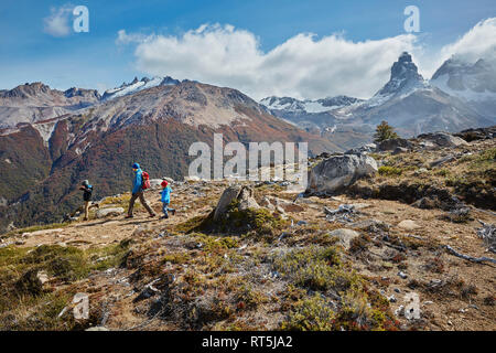 Le Chili, Cerro Castillo, mère de deux fils en randonnée dans les montagnes Banque D'Images