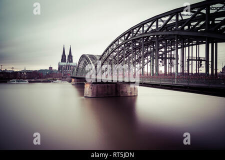 Allemagne, Cologne, en vue de la cathédrale de Cologne avec pont Hohenzollern et du Rhin à l'avant-plan Banque D'Images