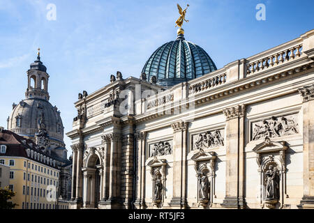 Allemagne, Dresden, Academy of fine arts et église Notre-Dame en arrière-plan Banque D'Images