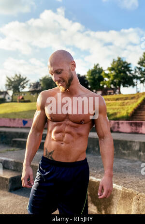 Portrait of smiling young woman outdoors homme musclé Banque D'Images