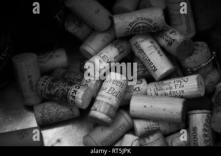 Un groupe de variétés de qualité premium wine corks dans une pile en noir et blanc. Banque D'Images