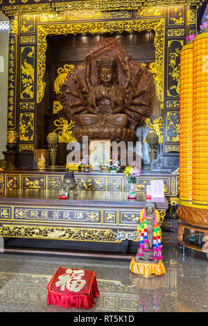 Bodhisattva Kuan Yin (Guanyin), déesse de la miséricorde, avec plusieurs armes, Bouddhiste Kek Lok Si Temple, George Town, Penang, Malaisie. Banque D'Images