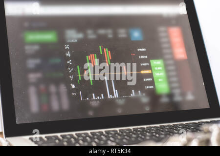 Jusqu'aclose de pièce en argent avec le moniteur affiche le trafic commercial, Bitcoin minning concept, concept de transactions en ligne avec graphique Afficher dans le moniteur de l'ordinateur Banque D'Images