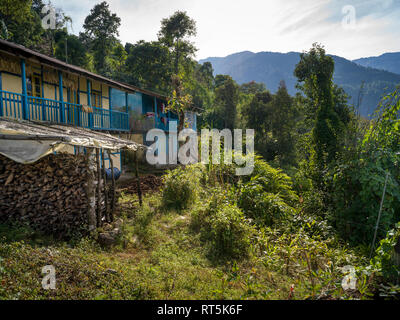 Dans un village avec des cabanes de montagnes en arrière-plan, Dentam bloc de forêt, Radhu Khandu Village, Sikkim, Inde Banque D'Images