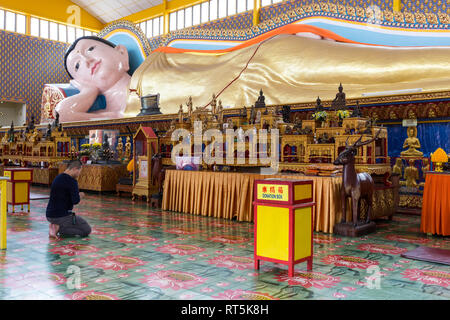 Adorateur de prier Bouddha couché, Wat Chayamangkalaram Temple. George Town, Penang, Malaisie Banque D'Images