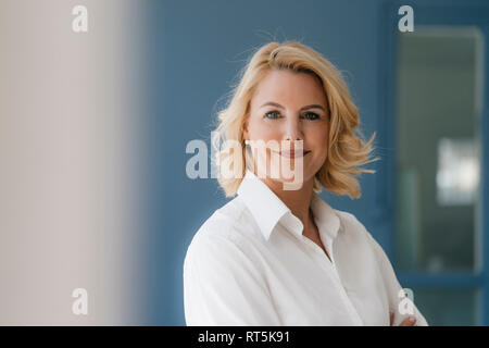 Young blonde woman wearing white shirt Banque D'Images