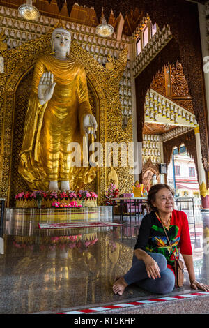 Statue de Bouddha l'affichage de l'Abhaya mudra (geste), Temple bouddhiste de Dhammikarama, George Town, Penang, Malaisie. Banque D'Images