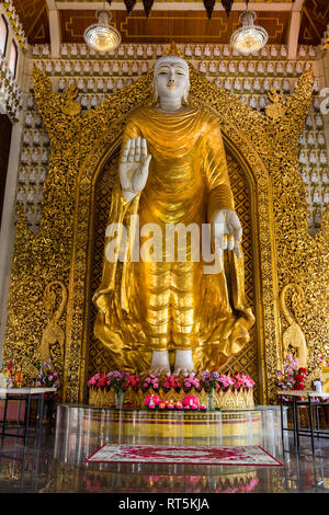 Statue de Bouddha l'affichage de l'Abhaya mudra (geste), Temple bouddhiste de Dhammikarama, George Town, Penang, Malaisie. Banque D'Images