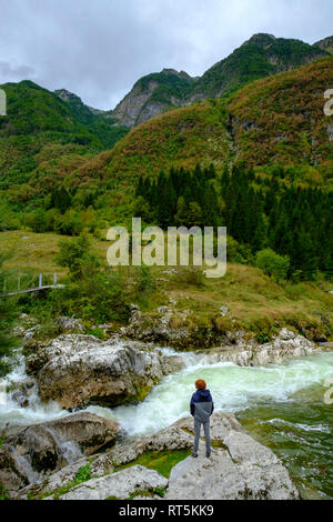 La Slovénie, la vallée de la soca, randonneur à Lepenjica river, parc national du Triglav Banque D'Images