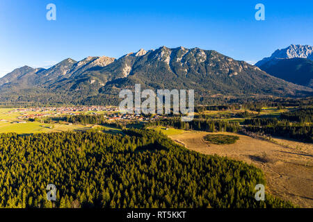 L'Allemagne, de Bavière, de l'Est Région de l'Allgaeu, Garmisch-Partenkirchen, Kruen, vue aérienne avec des Alpes Banque D'Images