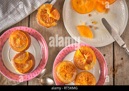 La préparation de muffins à l'orange confite tranches Banque D'Images