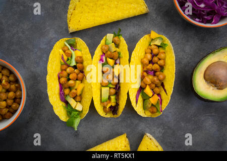 Tacos végétariens avec des pois chiches rôtis, curcuma, paprika, avocat, salade de chou rouge et Banque D'Images