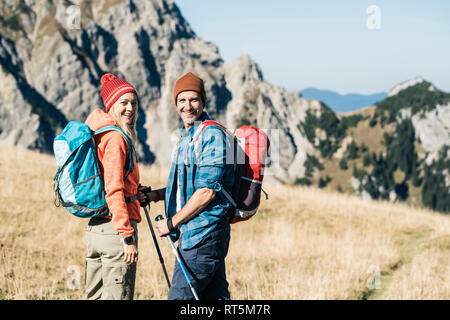 L'Autriche, le Tyrol, l'heureux couple en randonnée dans les montagnes Banque D'Images