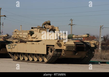 La base aérienne de Mihail Kogalniceanu, Roumanie (fév. 25, 2019) - Un soldat de la compagnie C du 1er Bataillon, 16e Régiment d'infanterie (1-16), 1st Armored Brigade Combat Team, 1re Division d'infanterie monte dans un réservoir à Midia Capui, Roumanie. L'arrivée des véhicules contribue à la capacité du bataillon pour accomplir leur mission pendant le déploiement en Europe de l'Est. Le 1-16 est de Fort Riley, Kansas et est actuellement déployé à l'appui de la résolution de l'Atlantique. (U.S. Photo de l'armée par la CPS. Yon Trimble) Banque D'Images