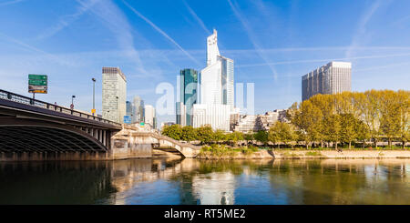 France, Paris, Seine et immeubles de bureaux à La Défense Banque D'Images