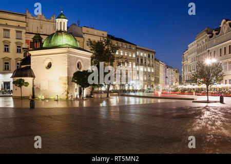 Pologne, Cracovie, ville de nuit, Place du marché dans la vieille ville avec l'église saint Adalbert et historique tenement houses Banque D'Images