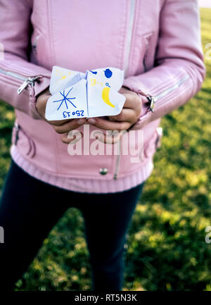 Girl playing 'Le Ciel ou l'enfer', close-up Banque D'Images