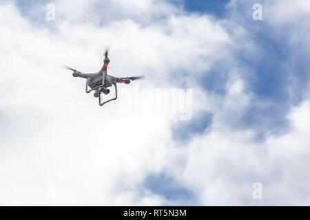 Drone volant dans le ciel Banque D'Images