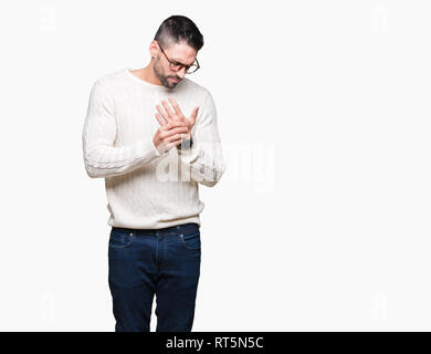 Beau jeune homme portant des lunettes au fond isolés souffrant de douleur sur les mains et les doigts, l'inflammation de l'arthrite Banque D'Images