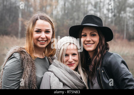 Portrait de trois amis heureux en automne Banque D'Images
