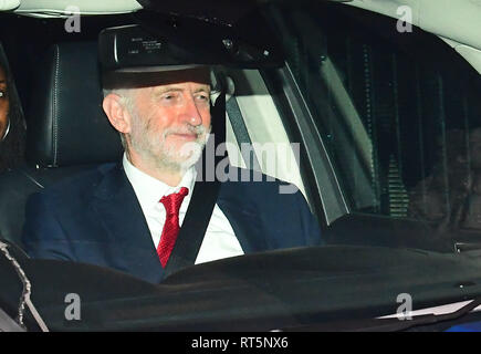 Leader du travail laissant Jeremy Corbyn les chambres du Parlement à Westminster, Londres. Banque D'Images