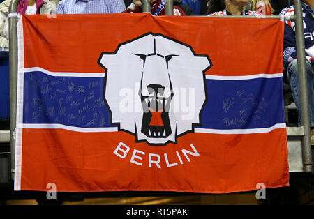 BERLIN, ALLEMAGNE - 22 septembre 2017 : Eisbaren Berlin drapeau de l'équipe sur les tribunes de Mercedes-Benz Arena pendant la Deutsche Eishockey Liga (DEL) jeu Eisba Banque D'Images