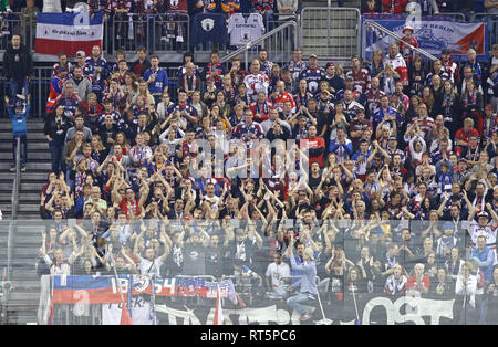 BERLIN, ALLEMAGNE - 22 septembre 2017 : les partisans de l'équipe Eisbaren Berlin montrer leur appui sur les tribunes de Mercedes-Benz Arena pendant la Deutsche Eis Banque D'Images