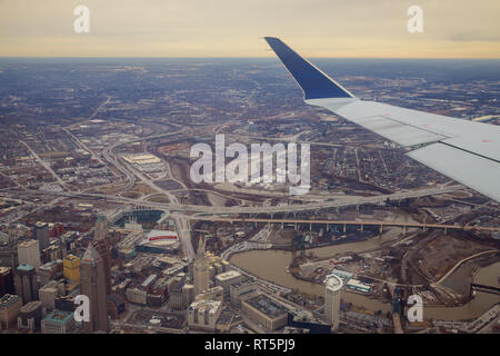 Panorama de Cleveland (Ohio) du dessus avec l'atterrissage de l'avion de passagers dans l'aéroport Banque D'Images