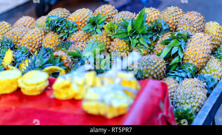 Un close up image of ripe ananas juteux (Ananas comosus) à vendre sur un panier du colporteur à Hyderabad, Inde, Telangana. Banque D'Images