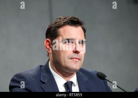 Italie, Rome, Vatican, 26 février 2019 : Le nouveau porte-parole du Vatican Alessandro Gisotti lors d'une conférence de presse Photo Remo Sintesi/Denis Zammit Banque D'Images