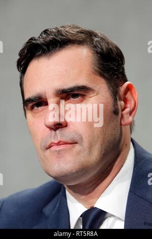 Italie, Rome, Vatican, 26 février 2019 : Le nouveau porte-parole du Vatican Alessandro Gisotti lors d'une conférence de presse Photo Remo Sintesi/Denis Zammit Banque D'Images