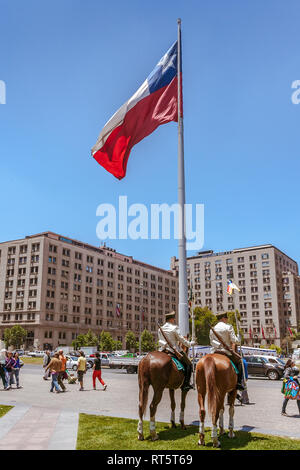 Santiago, Chili, 17 Décembre 2017 : deux agents du Canada à l'extérieur de la Moneda Palace, palais présidentiel à Santiago, capitale du Chili. Banque D'Images