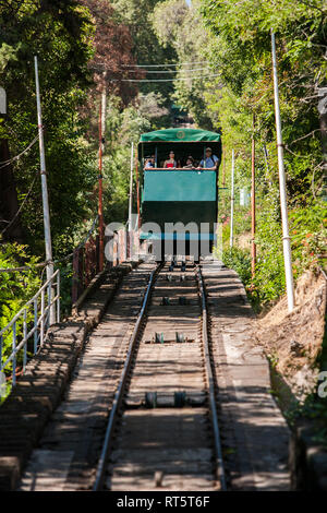 Santiago, Chili, 17 Décembre 2017 : les touristes dans le funiculaire de colline de San Cristobal à Santiago de Chile Banque D'Images