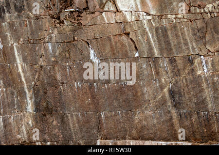 Arrière-plan de granit brun avec les rides. La texture de la pierre brute. Banque D'Images