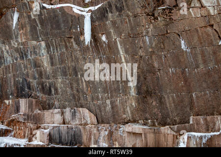 Arrière-plan de granit brun avec les rides. La texture de la pierre brute. Banque D'Images